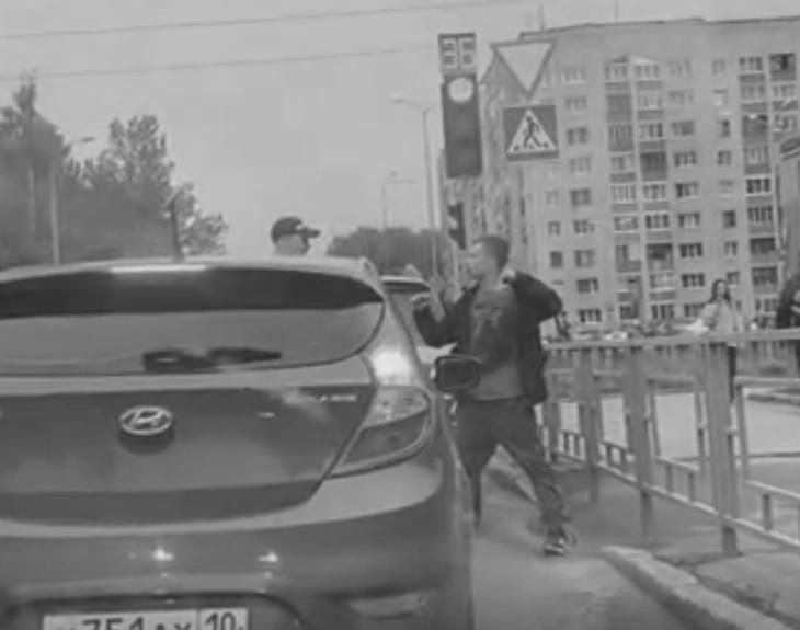 Brawler versuchte, mit einem Polizisten auf der Straße in Petrosawodsk zu kämpfen |  Petrosawodsk SPRICHT |  Zeitung “Petrosawodsk” online